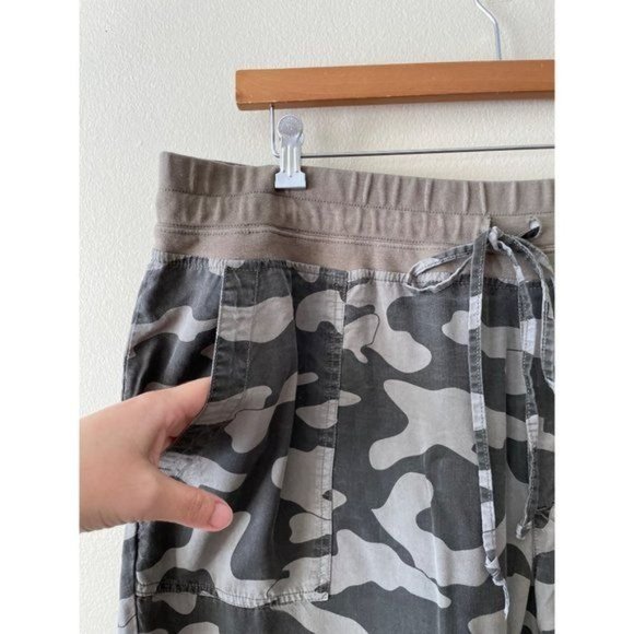 KUT Women's Plus Size Relaxed Military Print Ribbed Pants - Picture 4 of 6